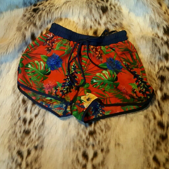 Printed shorts size small - Picture 3 of 4